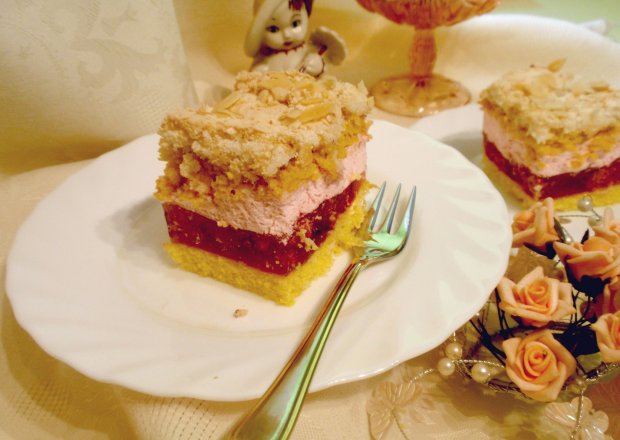 Fotografia przedstawiająca Ciasto z  malinami  i  bezą z płatkami migdałowymi