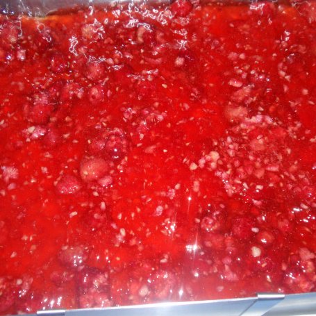 Krok 4 - Ciasto z malinami i bezą z płatkami migdałowymi foto