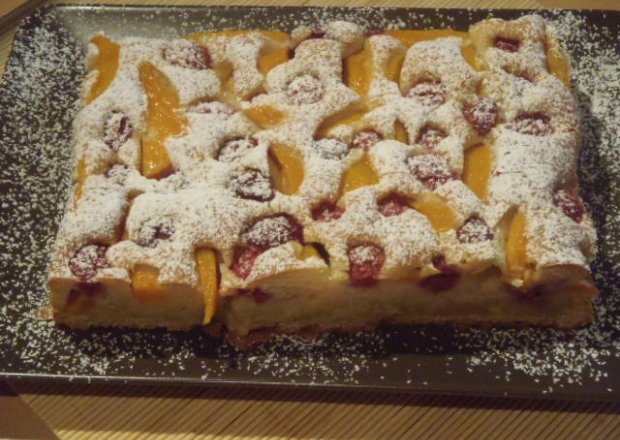 Fotografia przedstawiająca Ciasto z malinami i brzoskwiniami