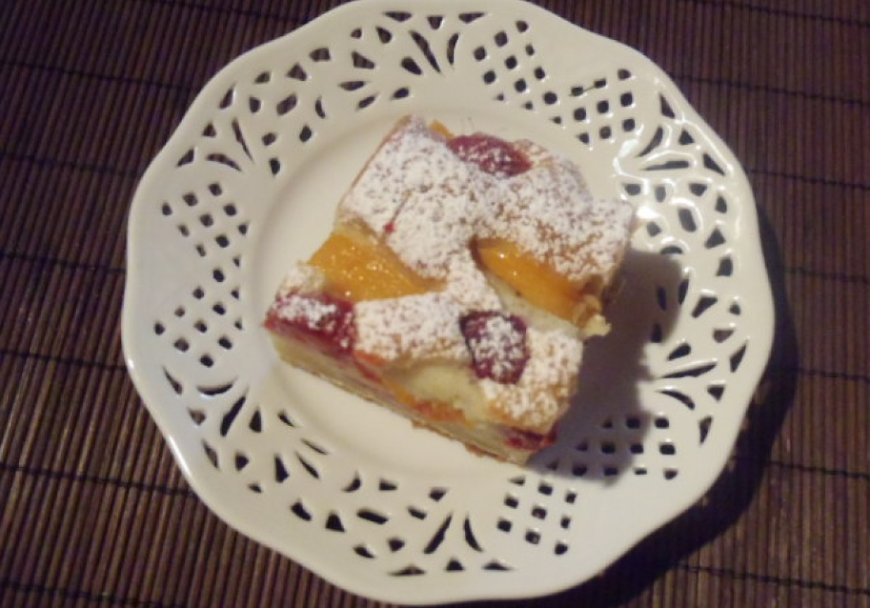 Ciasto z malinami i brzoskwiniami foto
