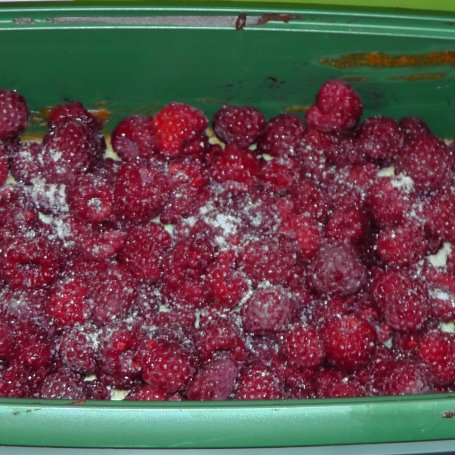 Krok 6 - Ciasto z malinami i pianką foto
