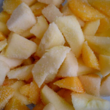 Krok 5 - Ciasto z malinami, jabłkami i brzoskwiniami z nutą miodu foto