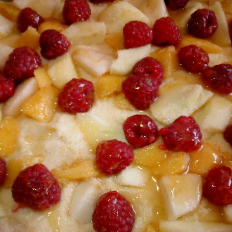 Krok 6 - Ciasto z malinami, jabłkami i brzoskwiniami z nutą miodu foto