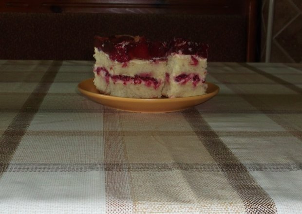 Fotografia przedstawiająca ciasto z malinami