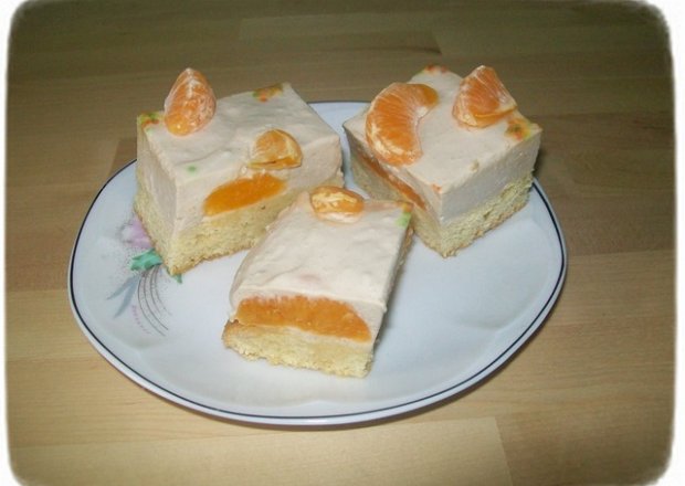 Fotografia przedstawiająca Ciasto z mandarynkami i herbatą