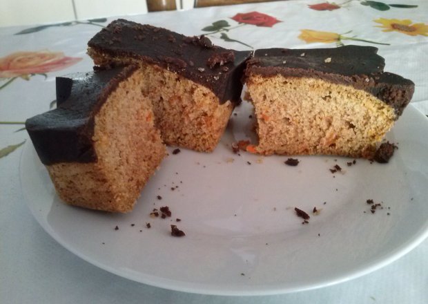 Fotografia przedstawiająca ciasto z marchwią
