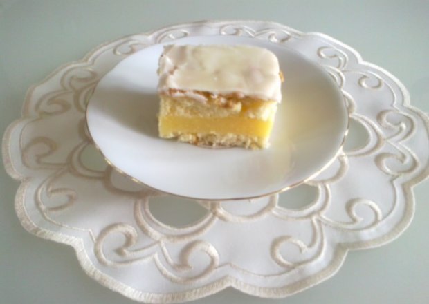 Fotografia przedstawiająca Ciasto z masą cytrynową i lukrem