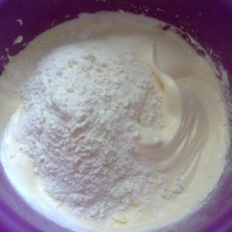 Krok 2 - Ciasto z masą cytrynową i lukrem foto
