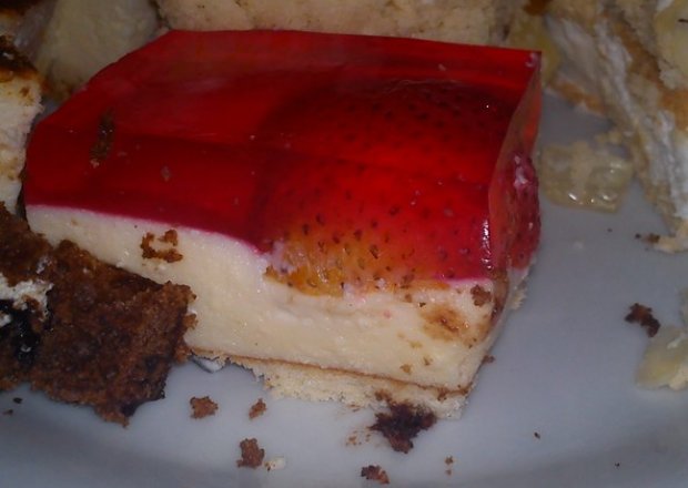 Fotografia przedstawiająca Ciasto z masą i truskawkami