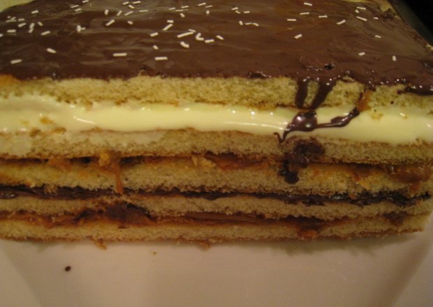Fotografia przedstawiająca Ciasto z masą kajmakową i czekoladą