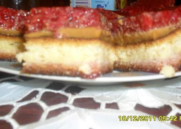 Fotografia przedstawiająca Ciasto z masą krówkową i malinami