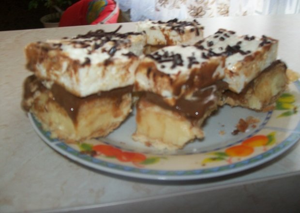 Fotografia przedstawiająca Ciasto z masą krówkową o smaku czekoladowym