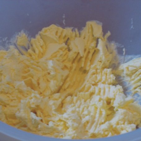 Krok 2 - Ciasto z masą mleczną karmelem i polewą- galaretką foto