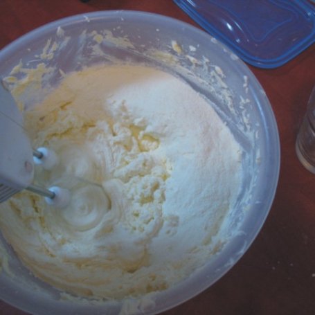 Krok 3 - Ciasto z masą mleczną karmelem i polewą- galaretką foto