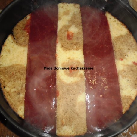 Krok 3 - Ciasto z masą truskawkową i śmietanową foto
