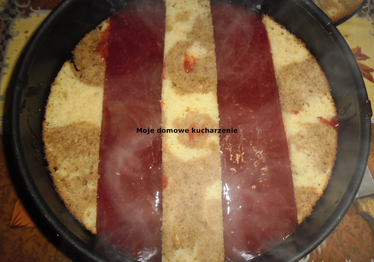 Ciasto z masą truskawkową i śmietanową foto