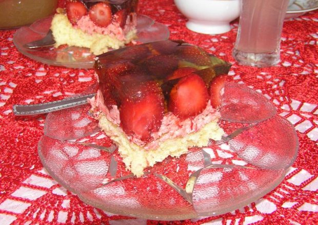Fotografia przedstawiająca Ciasto z masa truskawkową i truskawkami