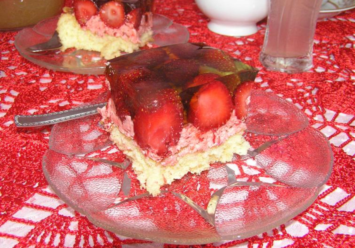 Ciasto z masa truskawkową i truskawkami foto