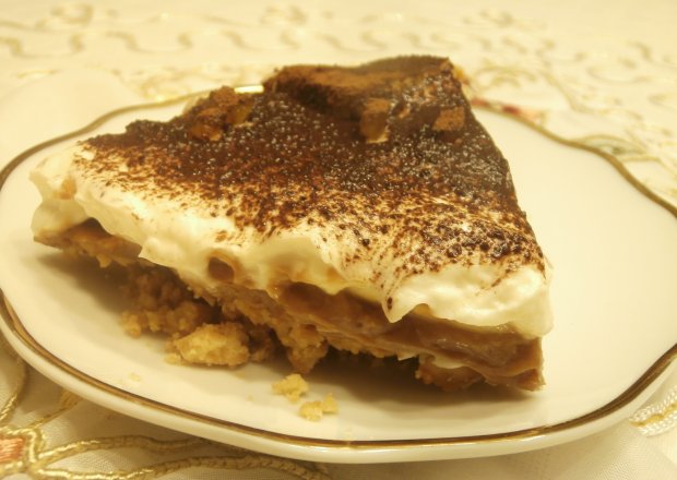 Fotografia przedstawiająca ciasto z mascarpone i masą krówkową