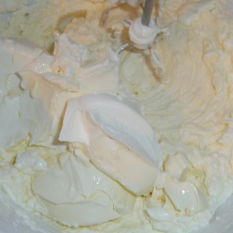 Krok 4 - Ciasto z mascarpone i wiśniami w spirytusie foto