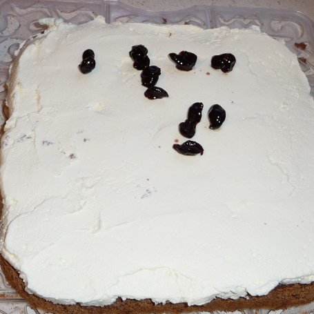 Krok 5 - Ciasto z mascarpone i wiśniami w spirytusie foto