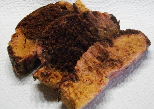 Fotografia przedstawiająca Ciasto z mikrofalówki a'la babka kakaowo-wiśniowa