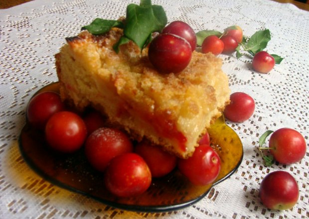 Fotografia przedstawiająca Ciasto z mirabelkami i jabłuszkiem