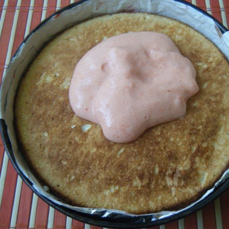 Krok 5 - Ciasto z musem truskawkowym i galaretką foto