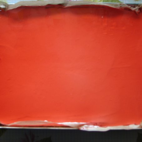 Krok 4 - Ciasto z musem truskawkowym i galaretką foto