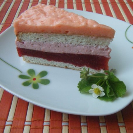 Krok 6 - Ciasto z musem truskawkowym i galaretką foto