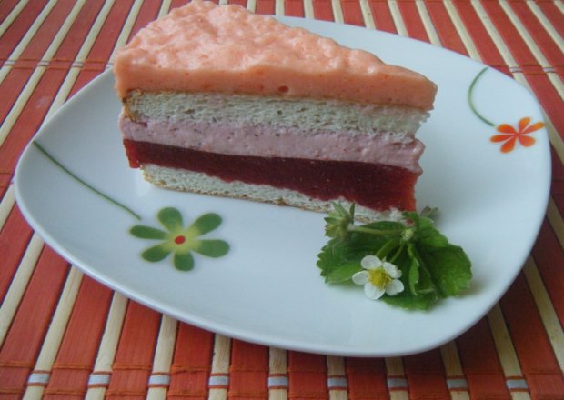 Fotografia przedstawiająca Ciasto z musem truskawkowym i galaretką