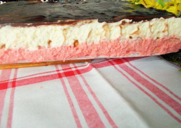 Fotografia przedstawiająca Ciasto z musem truskawkowym