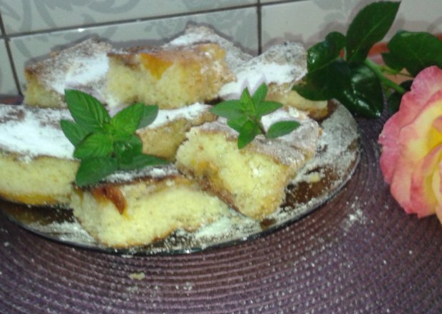 Fotografia przedstawiająca ciasto z nektarynami