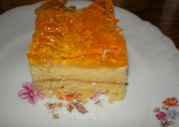 Fotografia przedstawiająca Ciasto z nektarynkami i galaretką