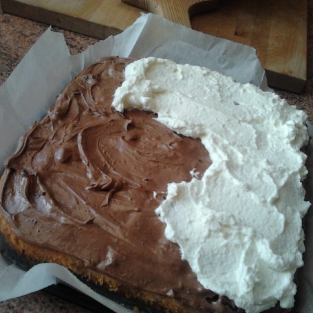 Krok 2 - ciasto z nutella i sliwkami foto