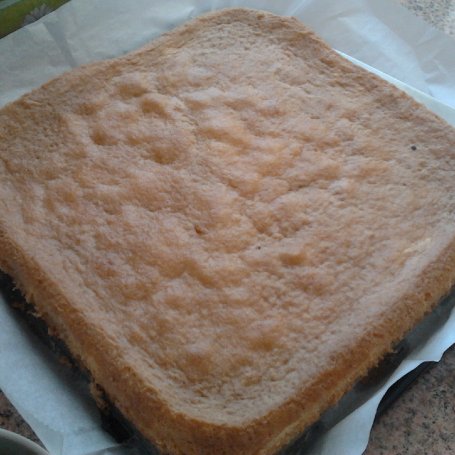 Krok 1 - ciasto z nutella i sliwkami foto