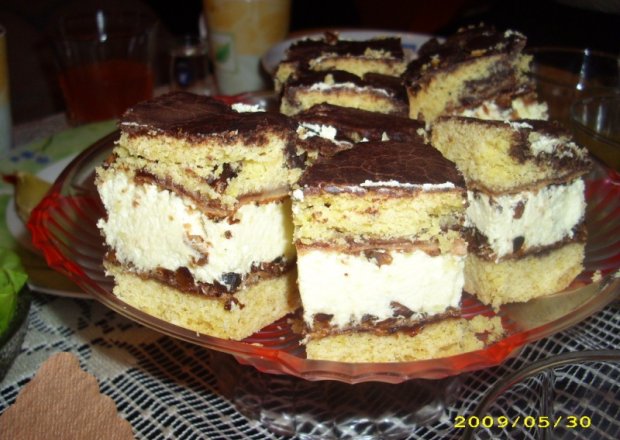 Fotografia przedstawiająca ciasto z orzechami i kremem