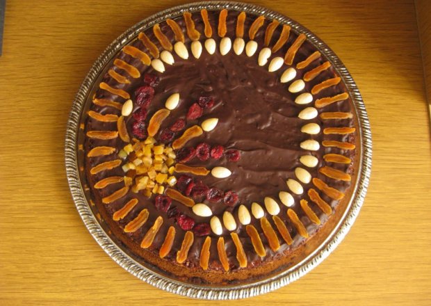 Fotografia przedstawiająca Ciasto z orzechami i miodem z budyniem i polewą czekoladową