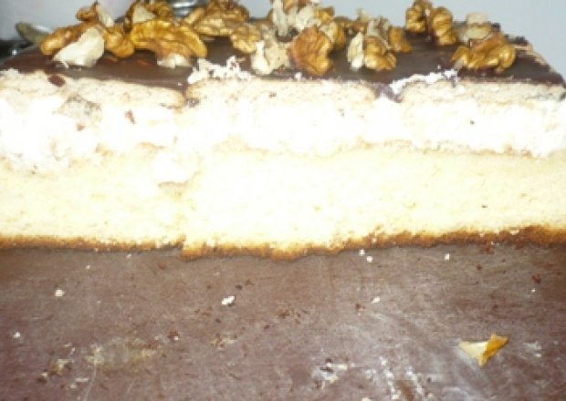 Fotografia przedstawiająca ciasto z orzechami