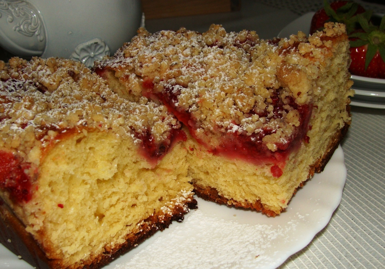 Ciasto z owocami i migdałową kruszonką foto