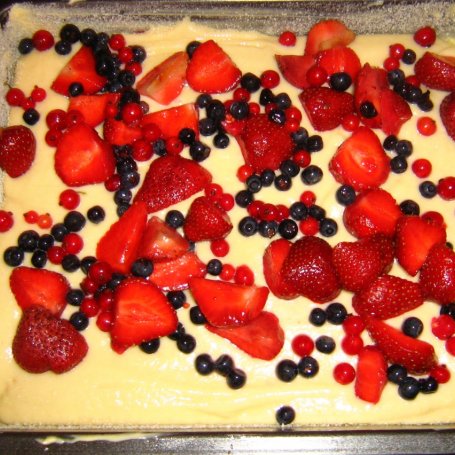Krok 3 - Ciasto z owocami (mała blacha) foto