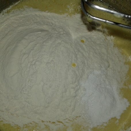 Krok 3 - Ciasto z owocami pod czarnym sezamem foto