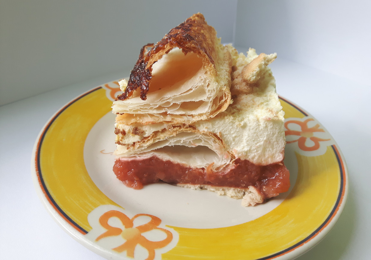 Ciasto z pianką śmietankową z mascarpone i frużeliną z rabarbaru foto