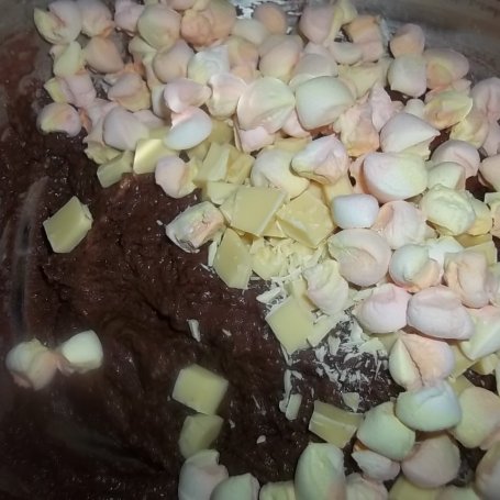 Krok 4 - Ciasto z piankami i białą czekoladą foto