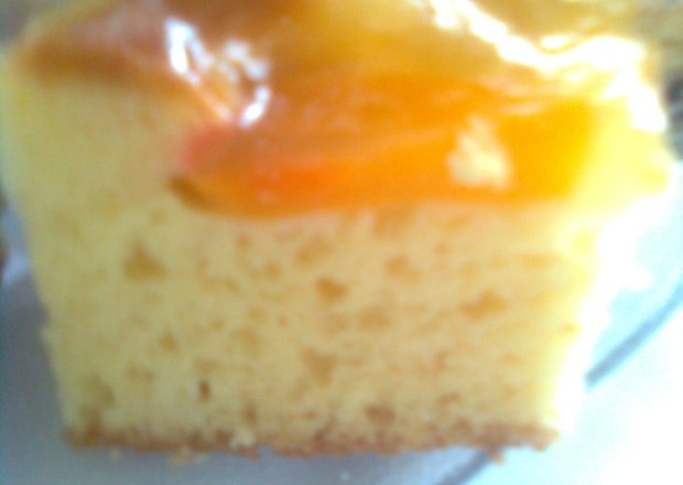 Fotografia przedstawiająca Ciasto z pomarańczową galaretką