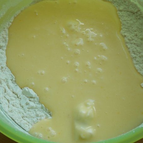 Krok 4 - Ciasto z rabarbarem i orzechową kruszonką foto