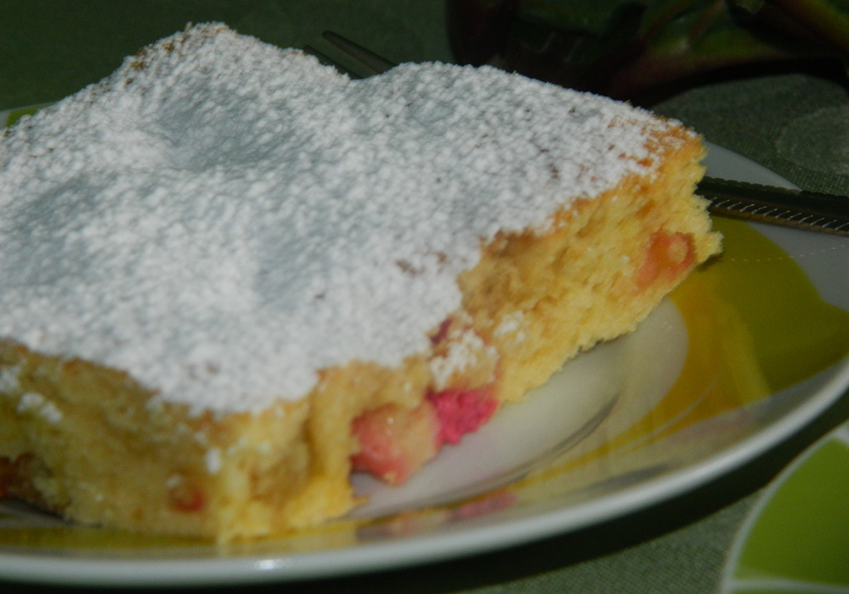 Ciasto z rabarbarem i płatkami migdałowymi foto