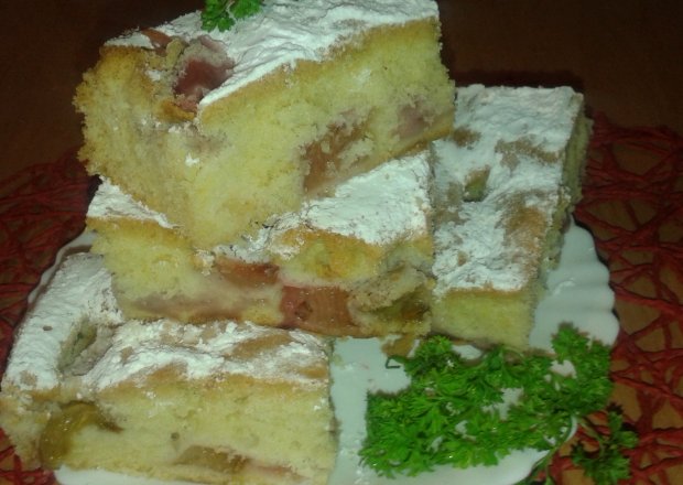 Fotografia przedstawiająca ciasto z rabarbarem i truskawkami