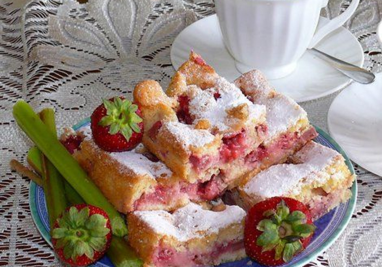 Ciasto z rabarbarem i truskawkami. foto