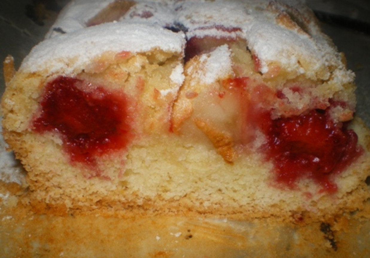 Ciasto z rabarbarem i truskawkami foto